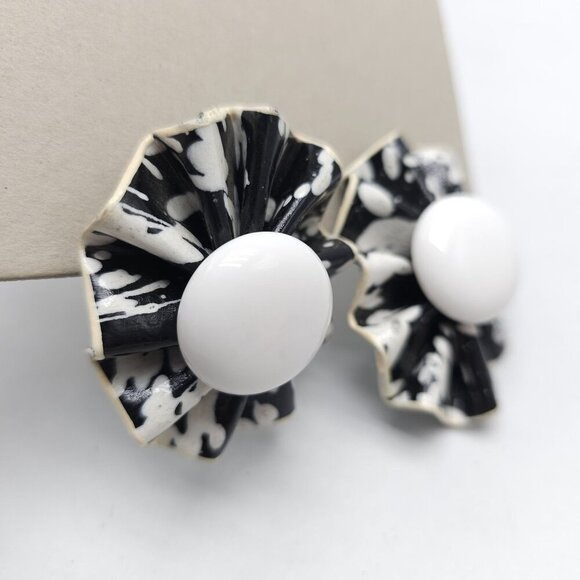 Vintage 1980s Black & White Clip On Earrings Ruffle Design Round White Center - Picture 2 of 5